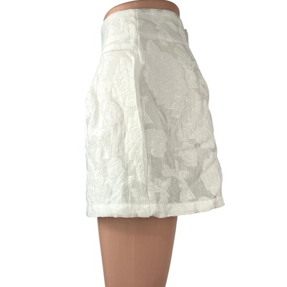 NEW Fashion Nova  Lace White Floral Print Textured Jacquard Wide Leg Shorts Sz L - Picture 2 of 6